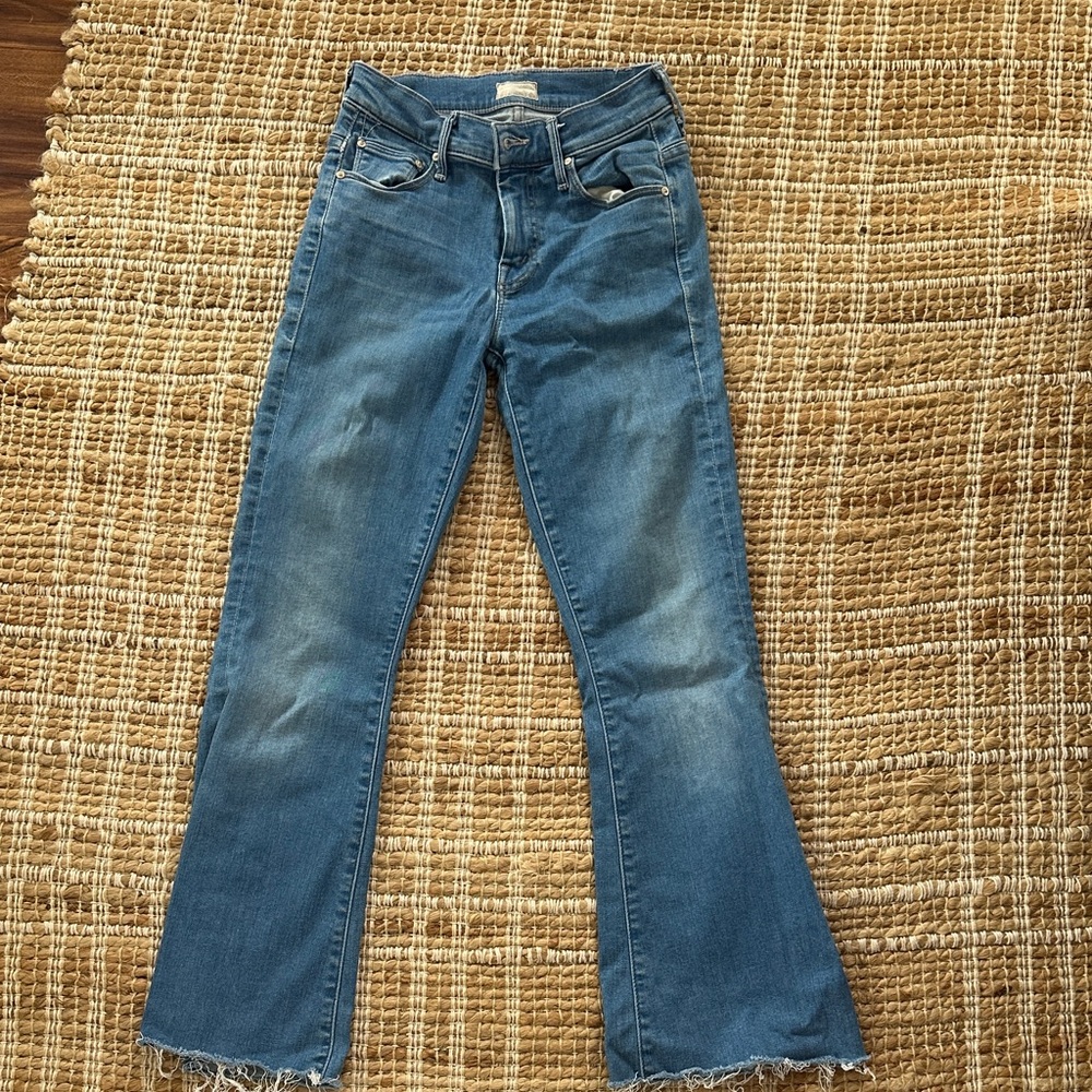 MOTHER The weekender fray Chill Flare Jeans 24